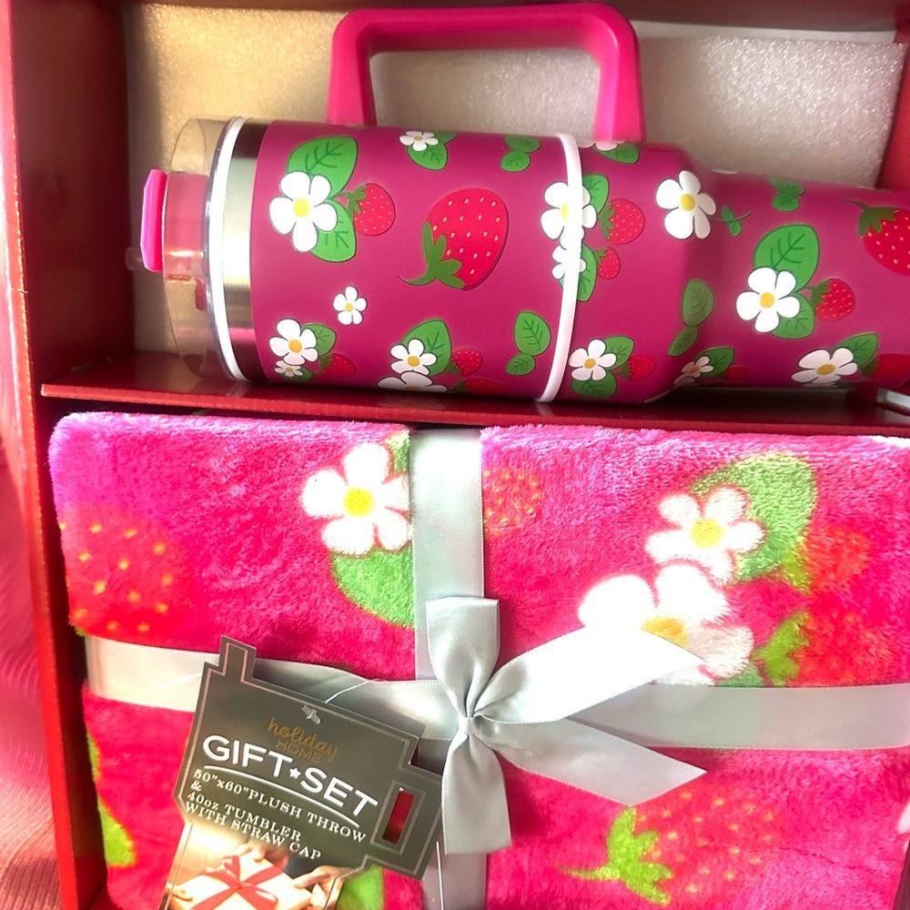 Pink Strawberry Blanket & Tumbler Set